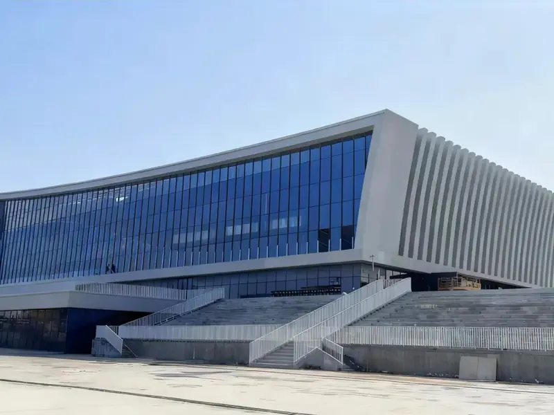 Училищен физкултурен салон със стоманена конструкция